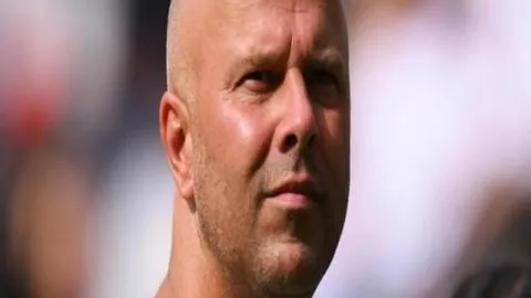 上海街头直播：Speed网红身着国足球衣助阵Siu活动庆典